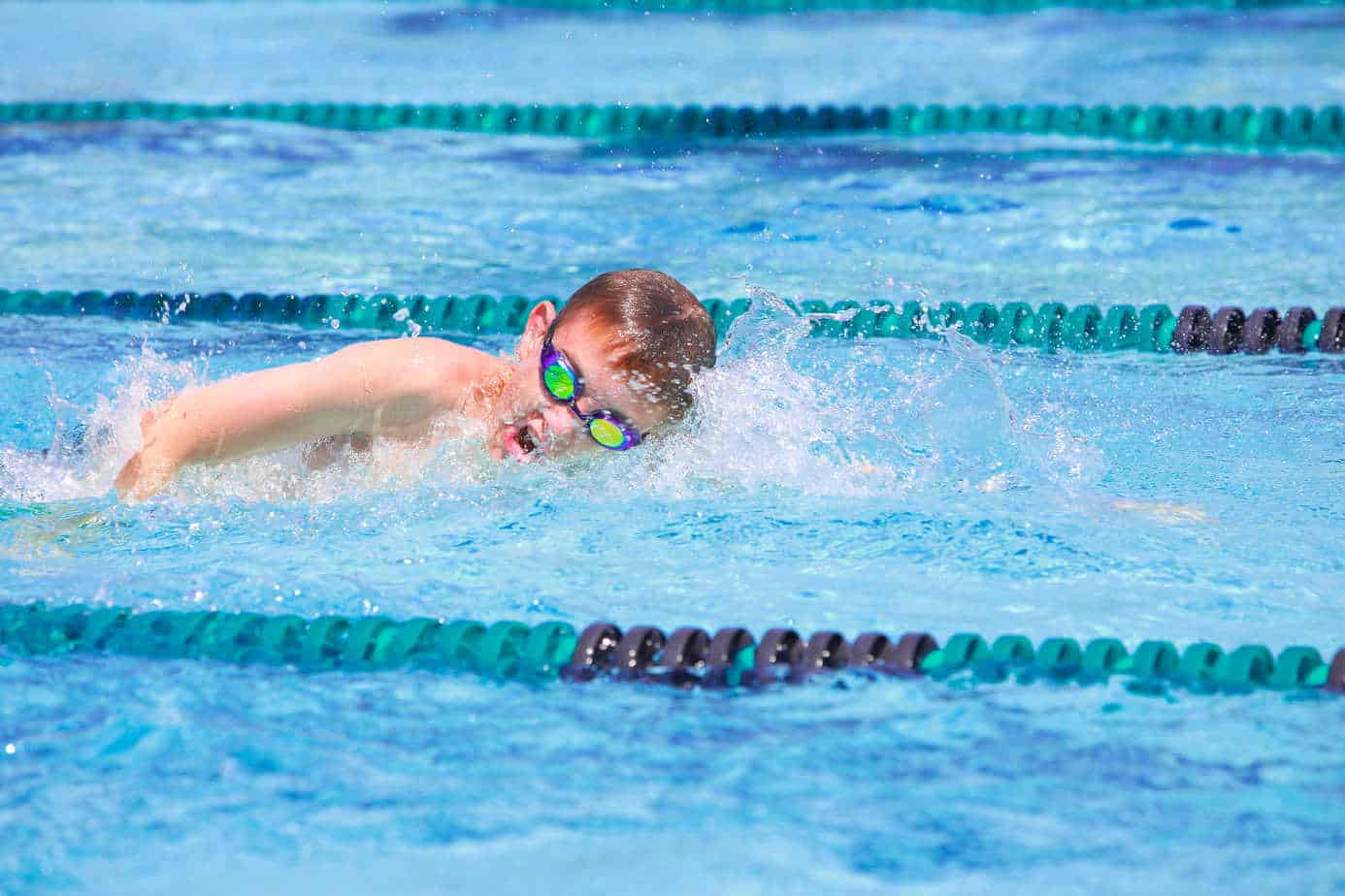 How to swim. Соревнования по плаванию у дошкольников. Плавание подростки. Спина пловца. Плавание на спине дети.